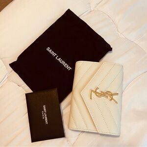 Saint Laurent
Cassandre Matelassé Envelope Wallet in Grain De Poudre Embossed